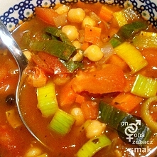 Kuchnia śródziemnomorska zawsze zaskakuje swoją prostotą i jednocześnie bogactwem smaków. Taka właśnie jest grecka zupa fakes. W tym wypadku prezentujemy nieco zmodyfikowany prz...