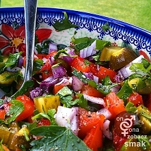 Nic tak nie smakuje w ciepły letni dzień jak ta prosta sałatka z nowalijek - w szczególności podana schłodzona do grillowanych dań mięsnych. Zapach i smak bezcenne.