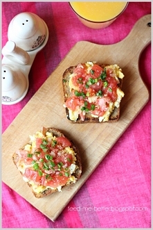 Grzanki z jajecznicą i pomidorami.