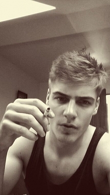 "W każdym z nas toczy sie walka..."

Trzeci Wymiar - Murmurando

:)