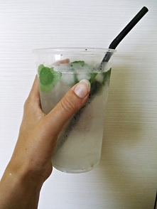 Przepis na bezalkoholowego,orzeźwiającego drinka.
horenxi.blogspot.com