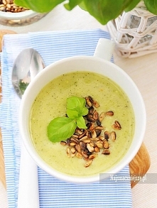 Zupa krem z cukinii Składniki: 1 duża cukinia 4 duże ziemniaki 1 czerwona cebula 1 pietruszka mały kawałek selera 1-2 ząbki czosnku 500 ml bulionu warzywnego łyżka oliwy z oliwy...