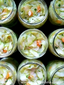 Sałatka z cukinii z czosnkiem i natką pietruszki do słoików

Składniki (ok. 14 słoików 0,5 l):

5 kg cukinii (waga po obraniu i wydrążeniu gąbczastych środków)
1/2 kg cebuli
200...