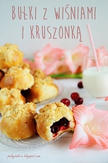 Bułeczki z wiśniami i migdałową kruszonką.