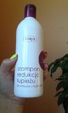 Od pol roku meczylam się z lupiezem. Uzywalam roznych szampon ale zaden nie pomogl a czasami nawet i pogorszyl sprawe. W koncu trafilam na szampon z ziaji. Po ok 5 myciu nie mia...