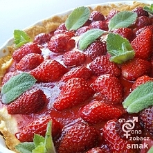 Skoro deser też czasami powinien zawitać na stole w każdym domu, to powinien to być deser z przytupem :) Taka tarta truskawkowa przyozdobiona świeżymi truskawkami i aromatyczną ...