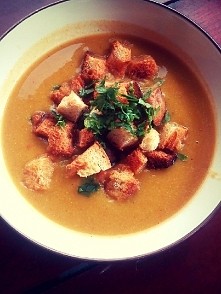 zupa krem z zielonego groszku i brokułów z grzankami

Składniki:
-500 ml wody
-160g brokułów
-60g zielonego groszku
-1 średnia cebula
-1 mała marchewka
-2 łyżki posiekanego korz...