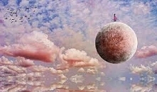 Na progu nieba
zajaśniała miłość
aniołów
kolorową tęczą

Zapalone świece
przygasły
w mroku

Rozchyliły kielichy
kwiaty nocy
wabiąc szare motyle
blaskiem gwiazd

Barwami tęczy
zm...