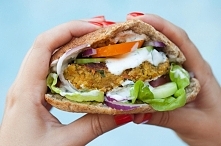 WEGETARIAŃSKIE KOTLETY Z CIECIERZYCY Z DODATKIEM WARZYW I ORZECHÓW