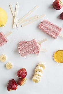 Pink 
składniki

     2 szklanki pokrojonych truskawek
     2 banany
     sok z 1/2 cytryny (1 i 1/2 łyżki soku do 2)
     2 łyżki miodu lub syrop z agawy
     1 kubek zwykły jo...