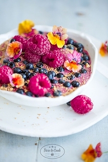 SKŁADNIKI 2 PORCJE:

    szklanka malin
    szklanka jagód
    pół szklanki płatków owsianych
    370 g jogurtu
    2 łyżki karmelizowanej białej czekolady z tego przepisu

Odkł...