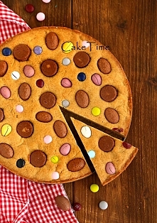 Składniki( na tortownicę 26cm):

140g masła, rozpuścić
2 małe jajka-wielkość 's' ( lub 1 jajko i 1 żółtko jeśli jajka są duże)
1 szklanka( 170g ) brązowego cukru lub c...