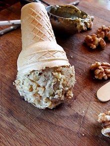 Wege lody orzechowe
Składniki:

    1 dojrzały banan
    1/2 dojrzałego awokado
    1,5 łyżki masła orzechowego
    2 łyżki siekanych orzechów ( u mnie orzechy włoskie Bakalland...