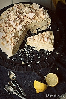 Mrożone ciasto cyrtynowo-bezowe




Potrzebne będzie:
Na blaty bezowe:

    6 białek jaj
    1,5 szklanki drobnego cukru
    2 łyżki mąki ziemniaczanej
    łyżeczka ekstraktu z ...