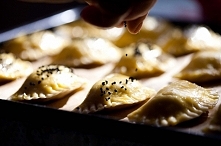 Pierożki z kaszą jaglaną, twarogiem i czarnuszką