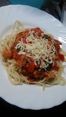 Spaghetti Składniki : czosnek, sos napoli,pomidory w puszce, pietruszka ,sól ,cebula, mięso mielone, papryka, ser, masło Przygotowanie : Na patelni rozpuszczamy masło, wrzucamy ...