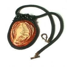 medalion ceramiczny, opleciony koralikami toho. Praca od podstaw wykonana własnoręcznie