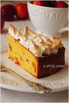 Ciasto z brzoskwiniami i kruchą bezą – przepis