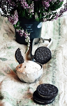 Lody oreo Składniki: 3 jajka szklanka kremówki 3 łyżki wrzątku 4 łyżeczki cukru pudru 12 ciasteczek pokruszonych ciasteczek oreo Białka oddzielić od żółtek. Białka ubić na sztyw...