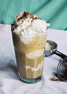 Kawa mrożona

Składniki:
2 łyżeczki kawy mrożonej
250ml zimnego mleka
cukier (lub nie, w zależności od zapotrzebowania)
gałka lodów śmietankowych
bita śmietana
kilka kostek lodu...