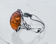 Bursztyn w bransolecie.