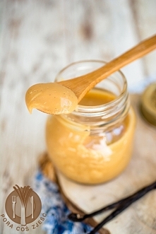 Krem karmelowy z białą czekoladą i wanilią

Składniki:

    400 ml śmietany kremówki 30%
    125 g cukru
    1,5 tabliczki białej czekolady
    1 laska wanilii
    szczypta soli...