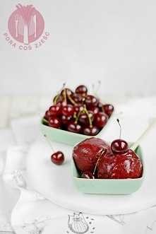 Sorbet wiśniowy z czerwonym winem

Składniki:

    500 g wydrylowanych wiśni
    150 g cukru
    150 ml wody
    250 ml czerwonego wina 


Wykonanie:

Wiśnie dokładnie blendujem...