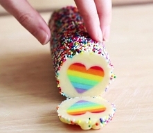 Wzięła nóż i ukroiła kawałek ciasta, które wcześniej przygotowała! Niespodzianka w środku zwala z nóg! Więcej po kliknięciu w obrazek.