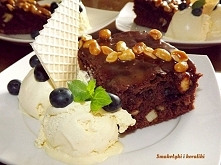 Ciasto czekoladowo-orzechowe z jabłkami i karmelową polewą