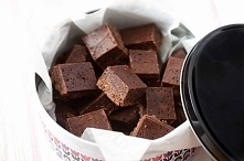 CZEKOLADKI KOKOSOWE ZE ŚLIWKĄ