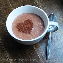 Składniki:
300 ml mleka
2 łyżki kaszy manny
1 czubata łyżeczka gorzkiego kakao
3-4 łyżeczki miodu lub cukru (do smaku)

Przygotowanie:
300 ml mleka wlać do garnka, wsypać kakao ...