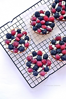 Tarteletki waniliowo limonkowe z owocami