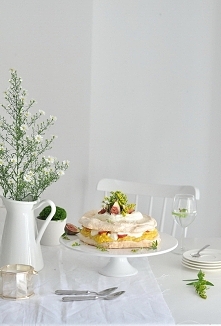 Tort bezowy z musem z mango

Skład:

Bezy:

4 białka

150 g cukru

1 łyżeczka octu winnego

krem z mango:

2  dojrzałe mango

2 jajka

150 g cukru

150 g masła

(1 łyżka mąki zi...