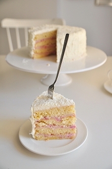 Zimowy tort kokosowy

Skład:

ciasto na 1 biszkopt:  3 jajka

1/2 szklanki cukru

1 łyżeczka esencji waniliowej

1 szklanka mąki tortowej

3 łyżki masła

szczypta soli

krem do ...