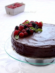 Tort śmietankowo- jeżynowy z polewą czekoladową