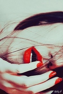 Dziewczyny ! co robicie żeby mieć piękne i miękkie usta ? mój chłopak się wkurza że mam ciągle suche usta, mimo że je balsamuje i wgl , polećcie coś