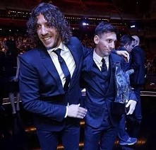 Carles Puyol gratuluje Leo nagrody *.*