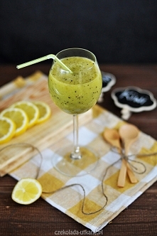 Zielone smoothie z kiwi
Składniki:

3 kiwi (dojrzałe)
1 duży, dojrzały banan (lub 2 mniejsze)
3/4 szklanki soku z pomarańczy
1 łyżka soku z cytryny (opcjonalnie)
1-2 łyżki miodu...