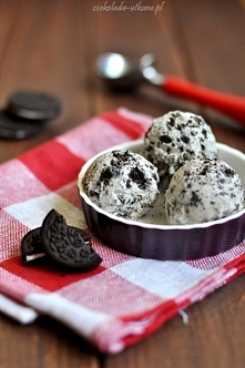 Lody z ciasteczkami Oreo (bez jajek) Składniki: 1 szklanka mleka 400 g śmietanki 30 lub 36 proc. 1/2 szklanki cukru 1 łyżeczka ekstraktu z wanilii 100 g ciasteczek Oreo Mleko, ś...