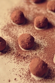 Czekoladowe trufle
Składniki (na ok. 12 pralinek):

125 g mascarpone
80 g gorzkiej czekolady
50 g mlecznej czekolady
2 łyżki masła
80 g mielonych migdałów

Oraz:

150 g gorzkiej...