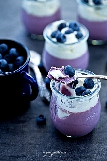 Składniki na 4 porcje:

    200 g jagód lub borówek amerykańskich
    świeżo wyciśnięty sok z połowy niedużej cytryny
    60 g cukru
    300 ml śmietany kremówki 36%
    100 ml ...