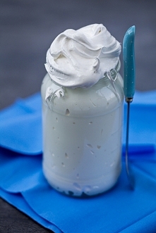 Marshmallow fluff - piankowy krem

Składniki na ok. 3 szklanki:

    1/3 szklanki wody
    3 duże białka, w temperaturze pokojowej
    2/3 szklanki i 2 łyżki cukru
    3/4 szkla...