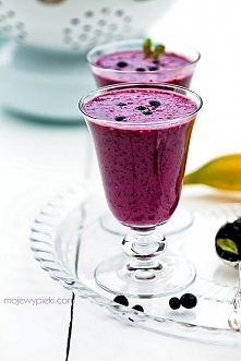 Krem angielski

Składniki:

    250 ml mleka 3,2% (pełnego)
    250 ml śmietany kremówki 30% lub 36%
    6 żółtek
    1/3 szklanki cukru z wanilią (np. domowego cukru wanilioweg...