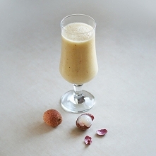 Smoothie banan-liczi

Składniki:

2 małe (200 g) banany
kilka (200 g) owoców liczi
0,5 szklanki (125 ml) soku z pomarańczy
1 łyżka soku z cytryny

Przygotowanie:

1) Banany obra...