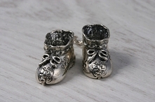 Srebrne buciki w prezencie na chrzciny. Nadają się zarówno dla chłopca, jak i dla dziewczynki.