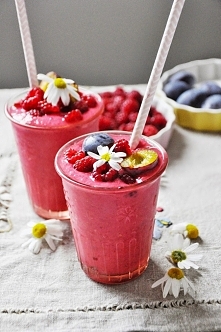 Koktajl z owoców późnego lata
Składniki na (1-2 porcje)
1 szklanka malin
garść śliwek
3/4 szlanki maślanki
1 banan
2 łyżki syropu klonowego (ewentulanie miodu)

1. Banana obrać ...