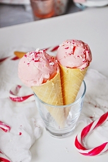 Lody Candy cane
Składniki na pojemnik lodów:
2 szklanki śmietany kremówki
1/4 szklanki mleka
3 łyżki mascarpone
4 żółtka
1/3 szklanki cukru
1 łyżka rumu lub wódki
kropla ekstrak...