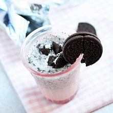 Shake cookies and cream (z Oreo)
1 szklanka lodów śmietankowych
1/2 szklanki mleka
4 ciasteczka Oreo + 1 do dekoracji
4 ciasteczka kruszymy. Miksujemy je z lodami i stopniowo do...