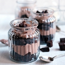 Brownie parfait
Na 4 słoiczki po 250 ml
 
Ciasto:
80 g masła
3/4 szklanki cukru
2 jaja
1 szklanki mąki
1/2 szklanki kakao
1/4 szklanki mleka
1/2 łyżeczki soli
1/4 łyżeczki prosz...