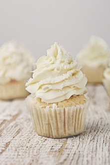 babeczki kokosowe
ciasto (ok. 8 sztuk):
200 g mąki pszennej
30 ml kwaśnej śmietany
4 łyżeczki mleka kokosowego
1 łyżeczka proszku do pieczenia
90 g masła (w temp. pokojowej)
60 ...